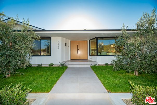 Backyard, Exterior, Facade, Modern