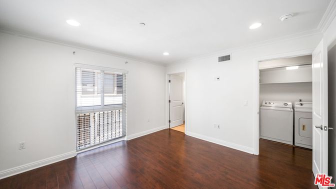Interior, Recessed Lighting, Washer, Wood Texture Flooring