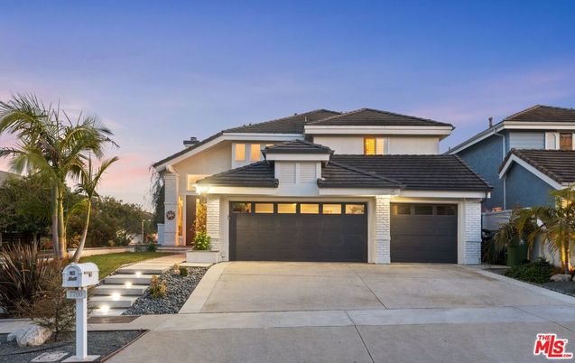 Attached, Exterior, Facade, Modern