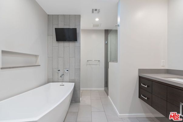 Bathroom, Dual Sink Vanities, Free Standing Baths, Interior, Recessed Lighting