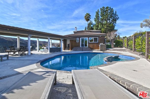 Exterior, Pool