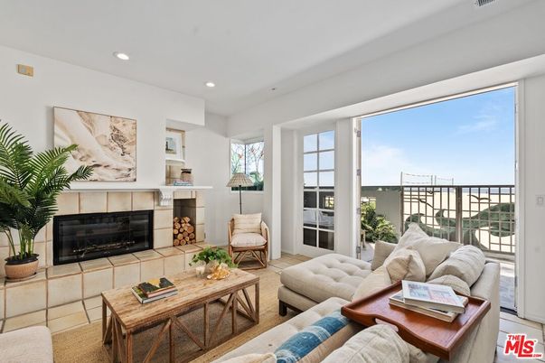 Fireplace, Interior, Living room, Recessed Lighting
