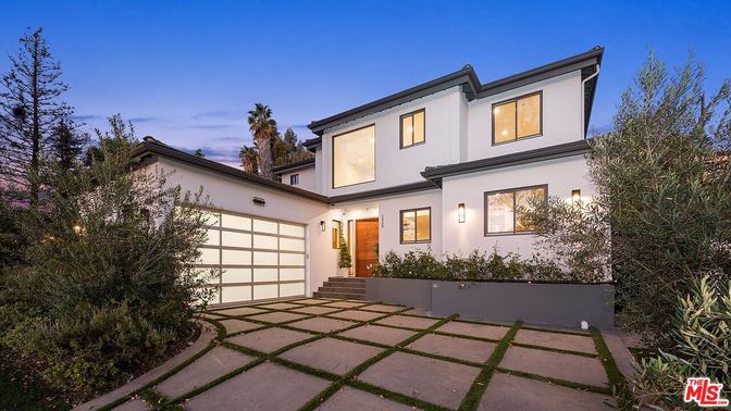 Attached, Exterior, Facade, Modern