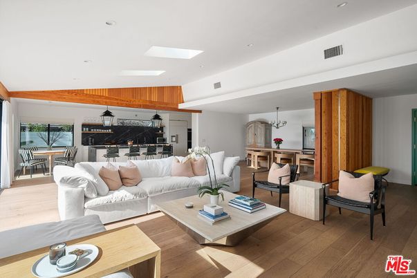 Chandelier, Dining room, Interior, Living room, Marble Walls, Pendant Lights, Recessed Lighting, Wood Texture Flooring