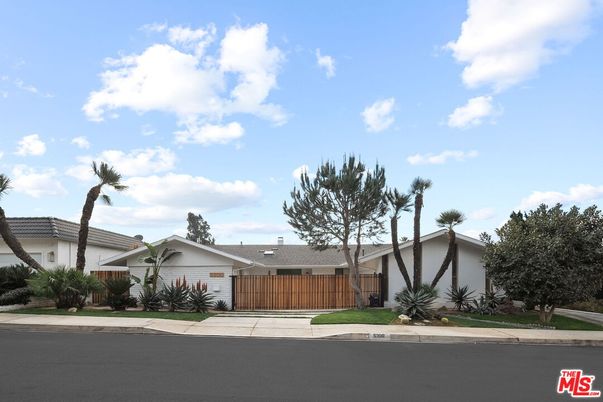 Exterior, Facade, Ranch