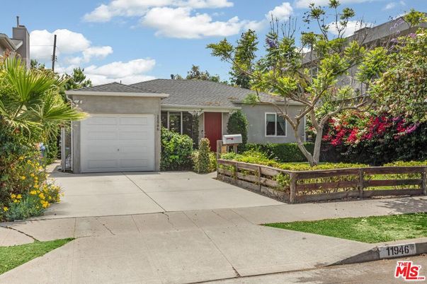 Attached, Exterior, Facade, Ranch