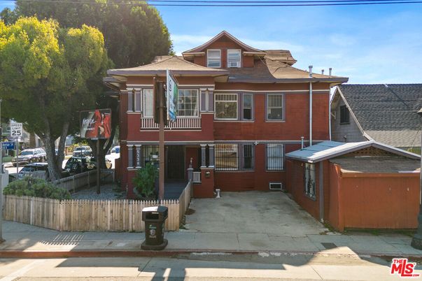 Exterior, Facade, Brick Facade, American Foursquare
