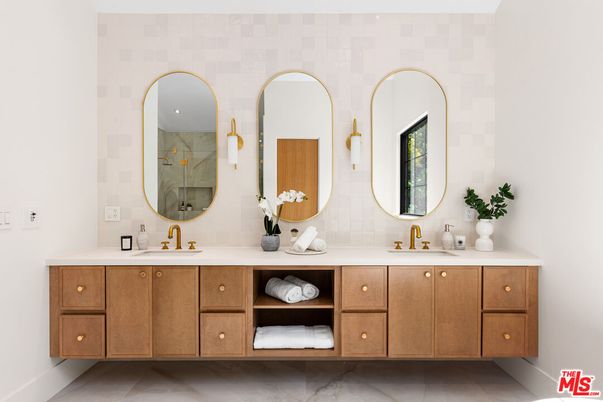 Bathroom, Dual Sink Vanities, Interior