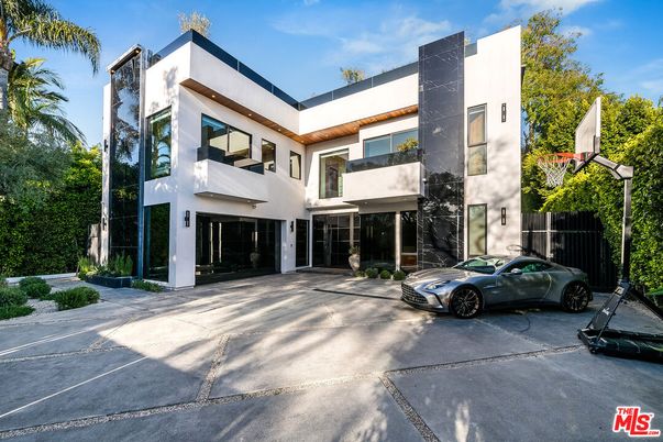 Attached, Exterior, Facade, Modern