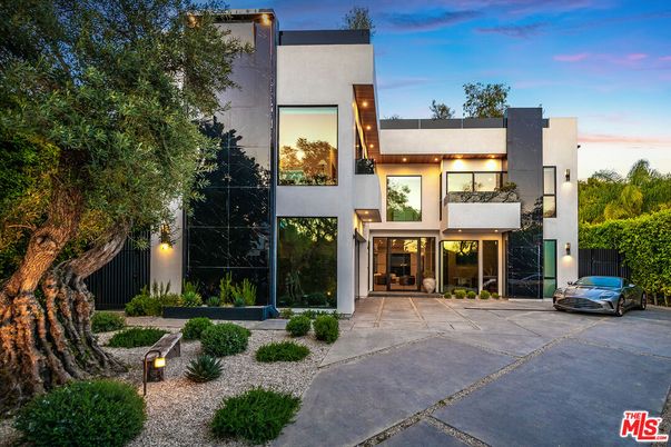 Exterior, Facade, Modern