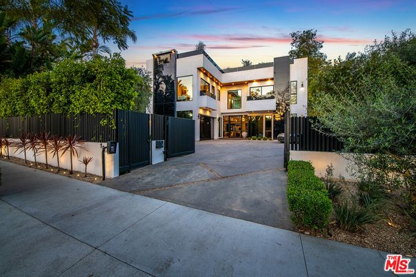 Backyard, Exterior, Facade, Modern