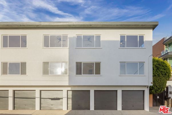 Attached, Exterior, Facade, Rowhouse