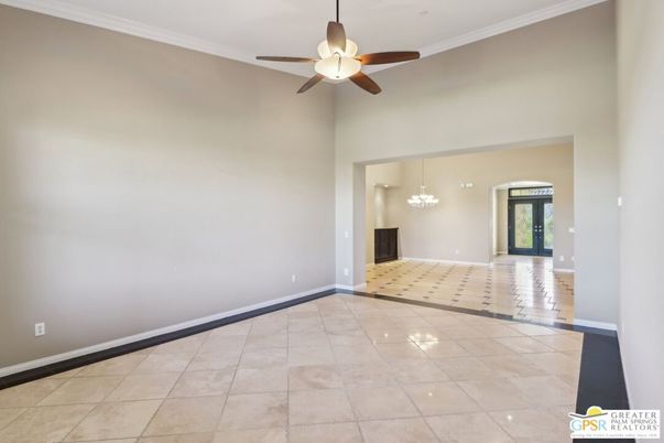 Empty room, Interior