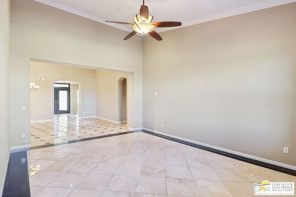Empty room, Interior