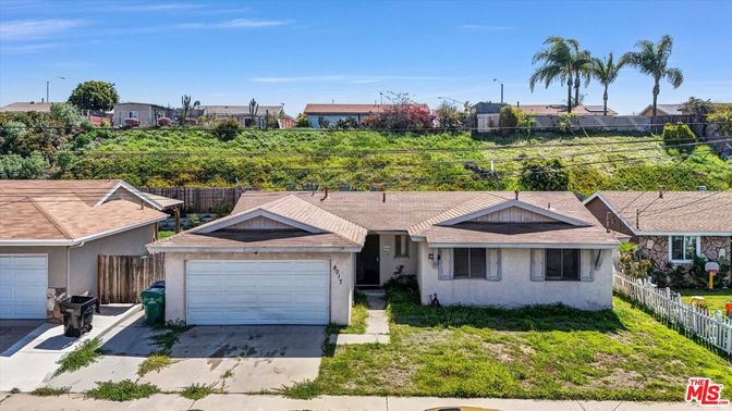Attached, Exterior, Facade, Ranch