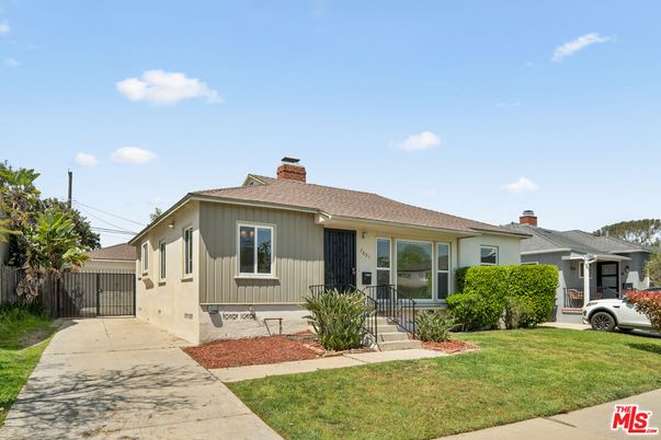Backyard, Exterior, Facade, Ranch