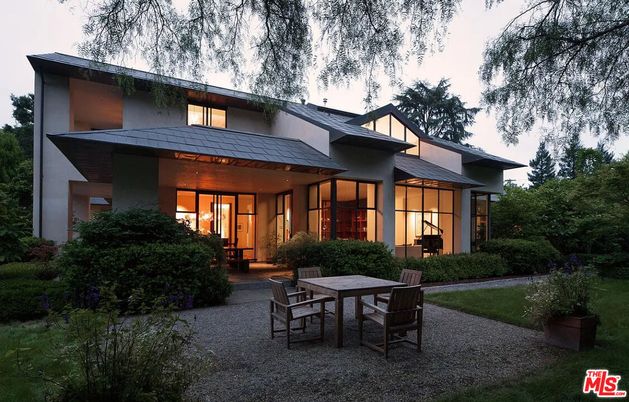Backyard, Exterior, Facade, Modern