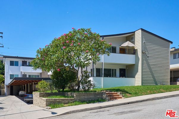 Exterior, Facade, Modern