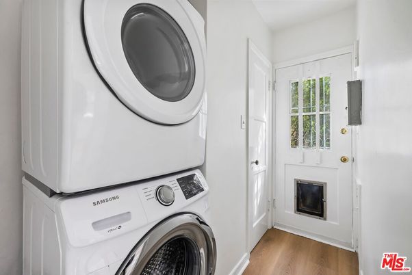 Interior, Utility Closets, Washer, Wood Texture Flooring