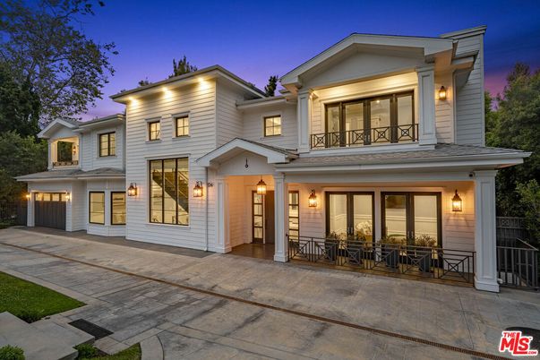 Attached, Exterior, Facade, Farmhouse
