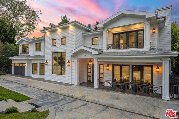 Attached, Exterior, Facade, Farmhouse