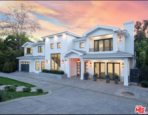 Attached, Exterior, Facade, Farmhouse