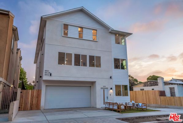 Attached, Exterior, Facade, Rowhouse