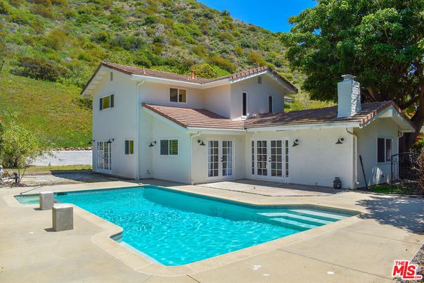 Exterior, Pool