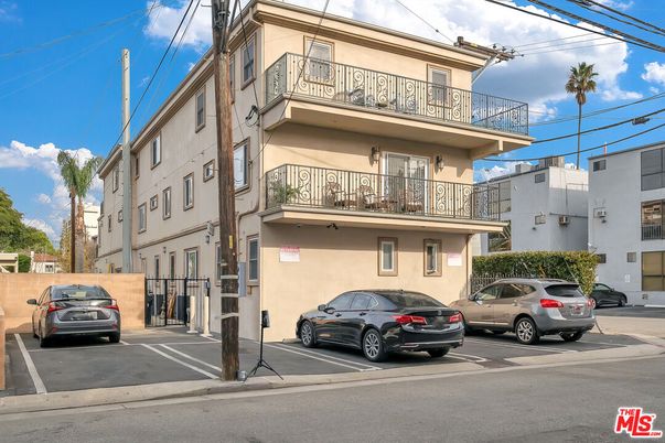 Exterior, Facade, Rowhouse