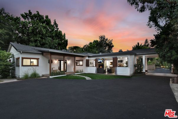 Backyard, Exterior, Facade, Ranch