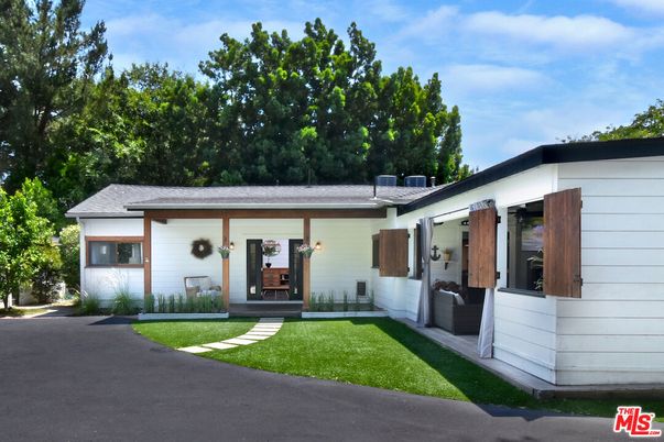 Backyard, Exterior, Facade, Modern