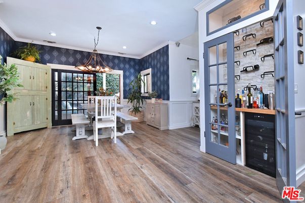 Chandelier, Dining room, Interior, Pendant Lights, Recessed Lighting, Wood Texture Flooring