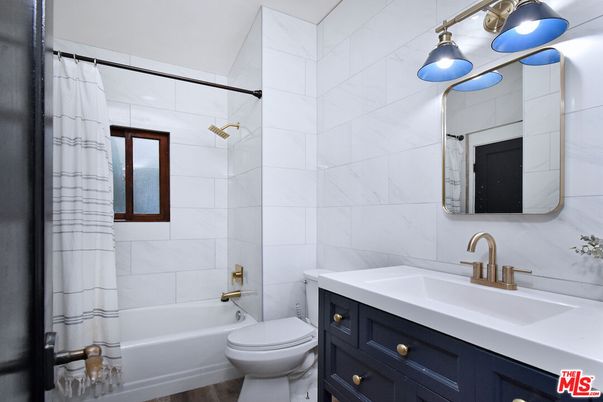 Bathroom, Interior, Pendant Lights, Wood Texture Flooring