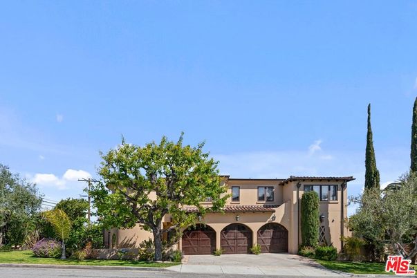 Attached, Exterior, Facade, Mediterranean