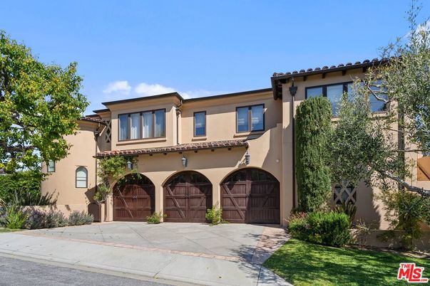 Attached, Exterior, Facade, Mediterranean