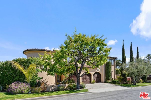 Attached, Exterior, Facade, Mediterranean