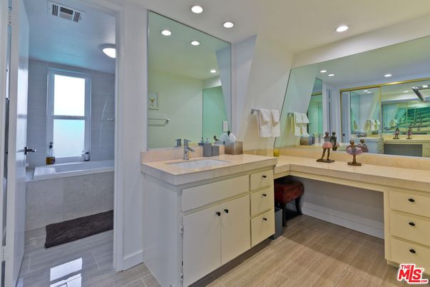 Bathroom, Dual Sink Vanities, Interior, Recessed Lighting