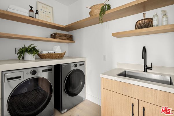 Interior, Washer, Wood Texture Flooring