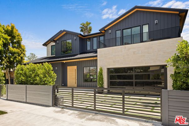 Attached, Exterior, Facade, Farmhouse