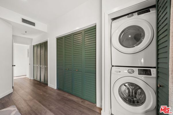 Interior, Utility Closets, Washer, Wood Texture Flooring
