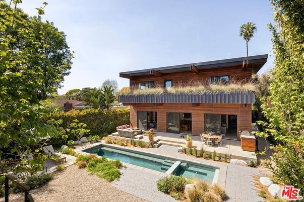 Exterior, Fireplace, Pool