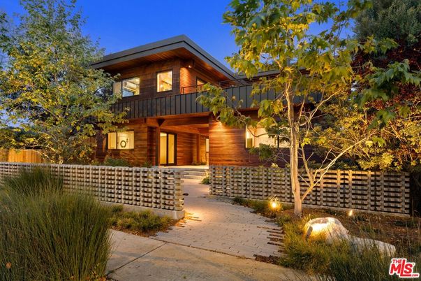 Exterior, Facade, Log Home