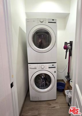 Interior, Utility Closets, Washer, Wood Texture Flooring