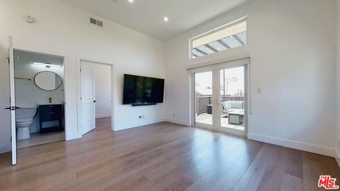 Bathroom, Interior, Recessed Lighting, Wood Texture Flooring
