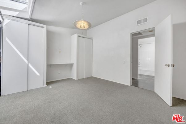 Empty room, Interior, Pendant Lights