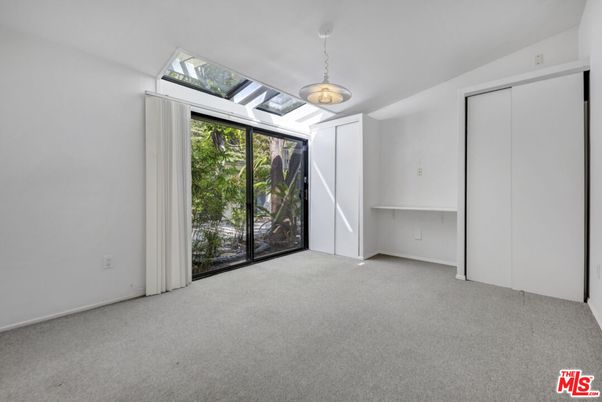 Empty room, Interior, Pendant Lights