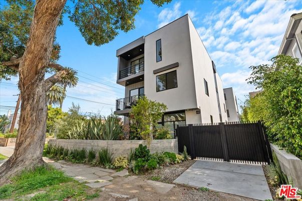 Exterior, Facade, Modern