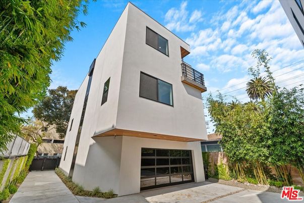 Attached, Exterior, Facade, Modern