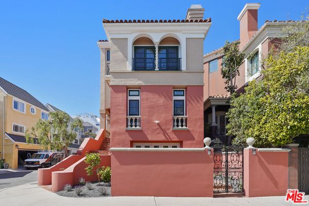 Attached, Exterior, Facade, Mediterranean