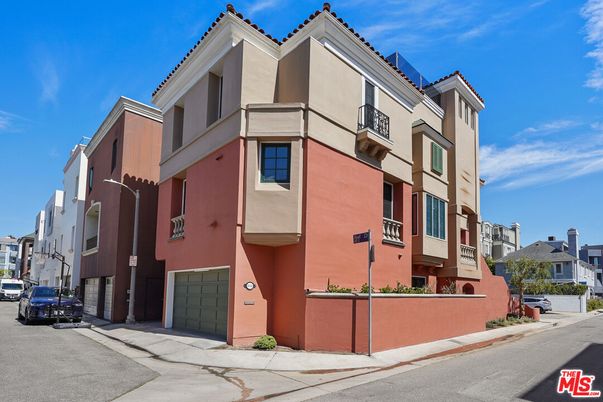 Attached, Exterior, Facade, Rowhouse